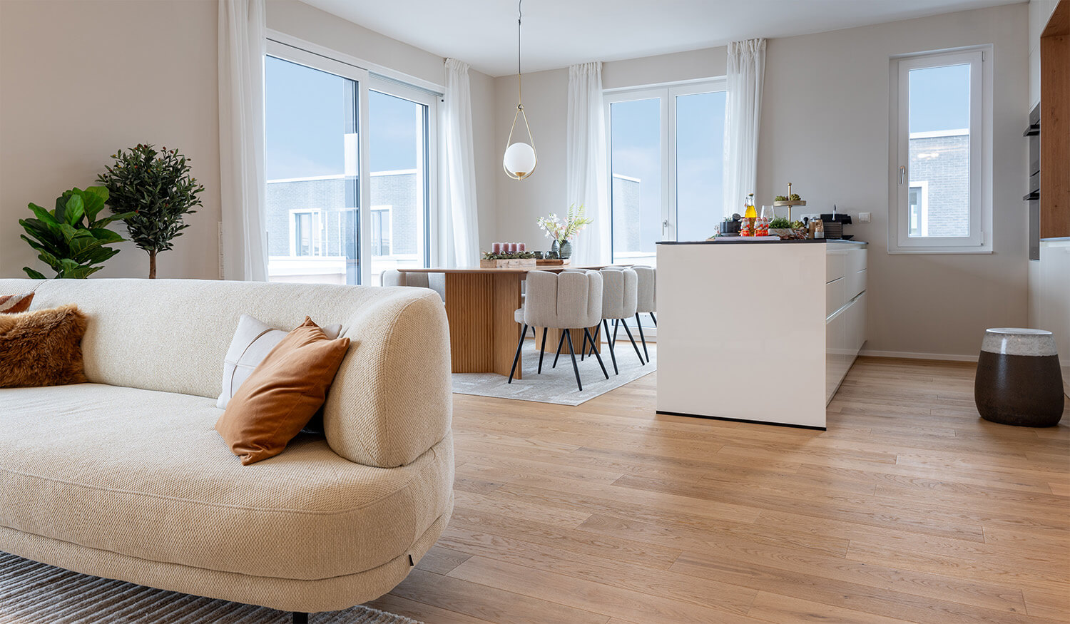 Breite Landhausdiele in modernem Schlafzimmer mit Bett und Kleiderschrank
