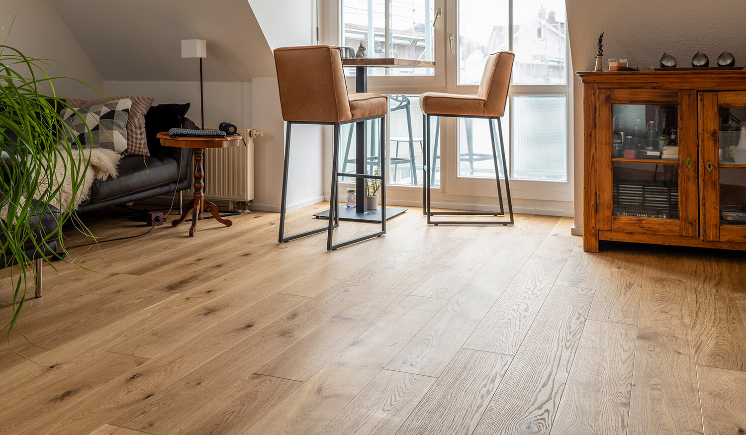 Comfort Tabis Diele Grande Eiche Rustikal geölt mit Kommode und Stühlen