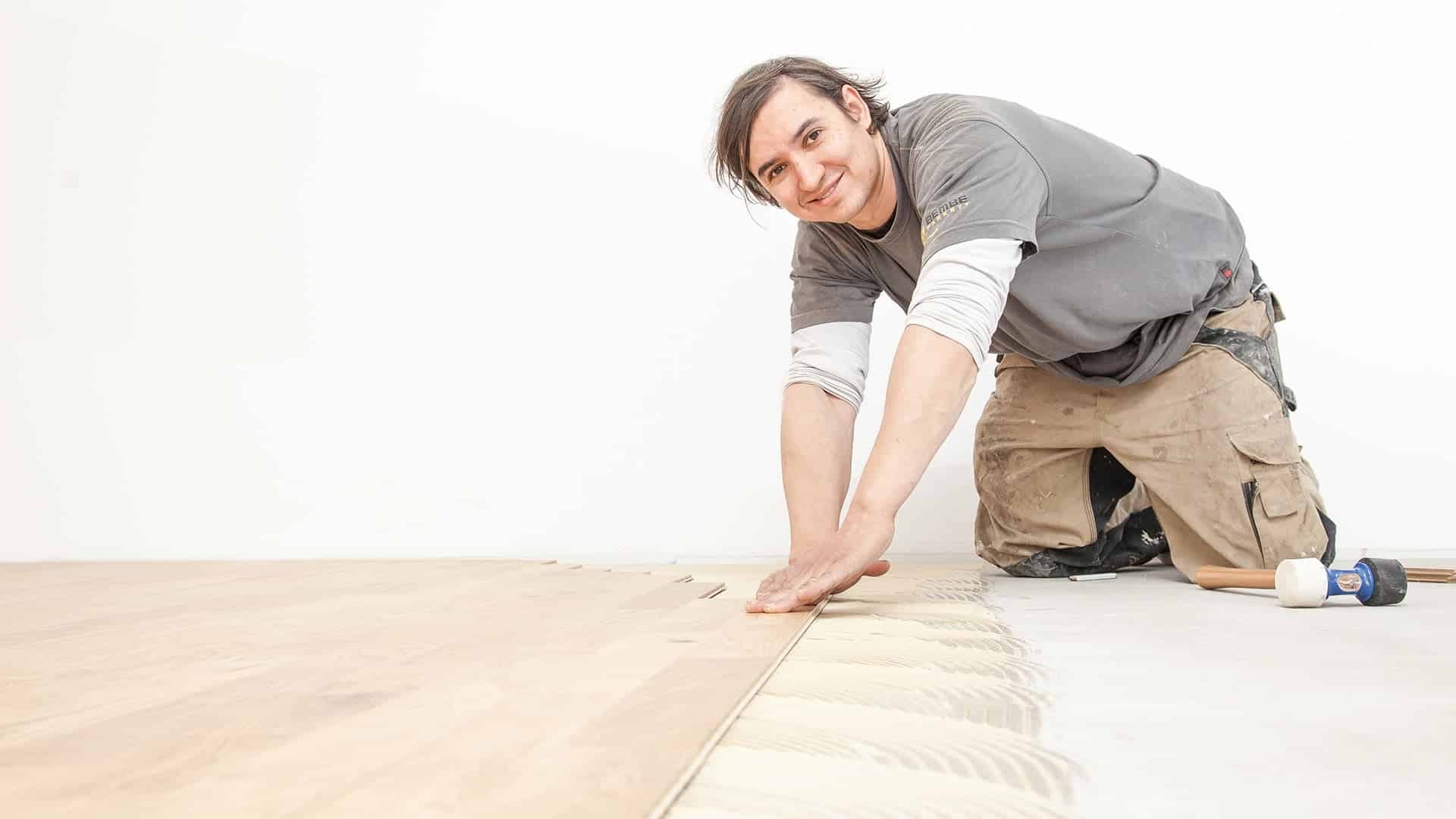 Parkettleger Ausbildung Karriere Parkettleger bei der Arbeit