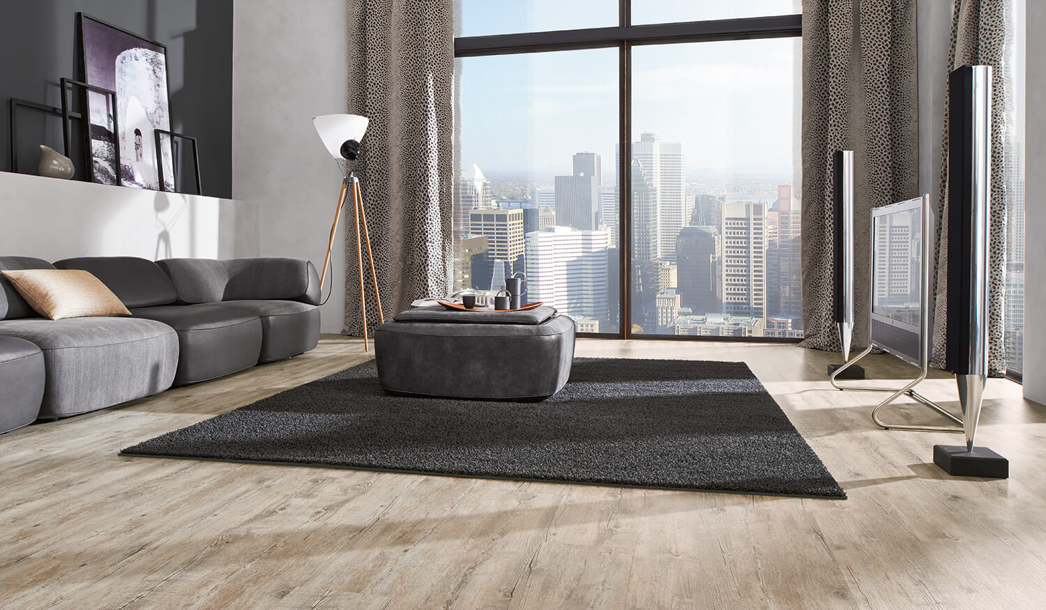 Schöner heller Designboden von Jab in modernem Wohnzimmer mit Ausblick auf Skyline