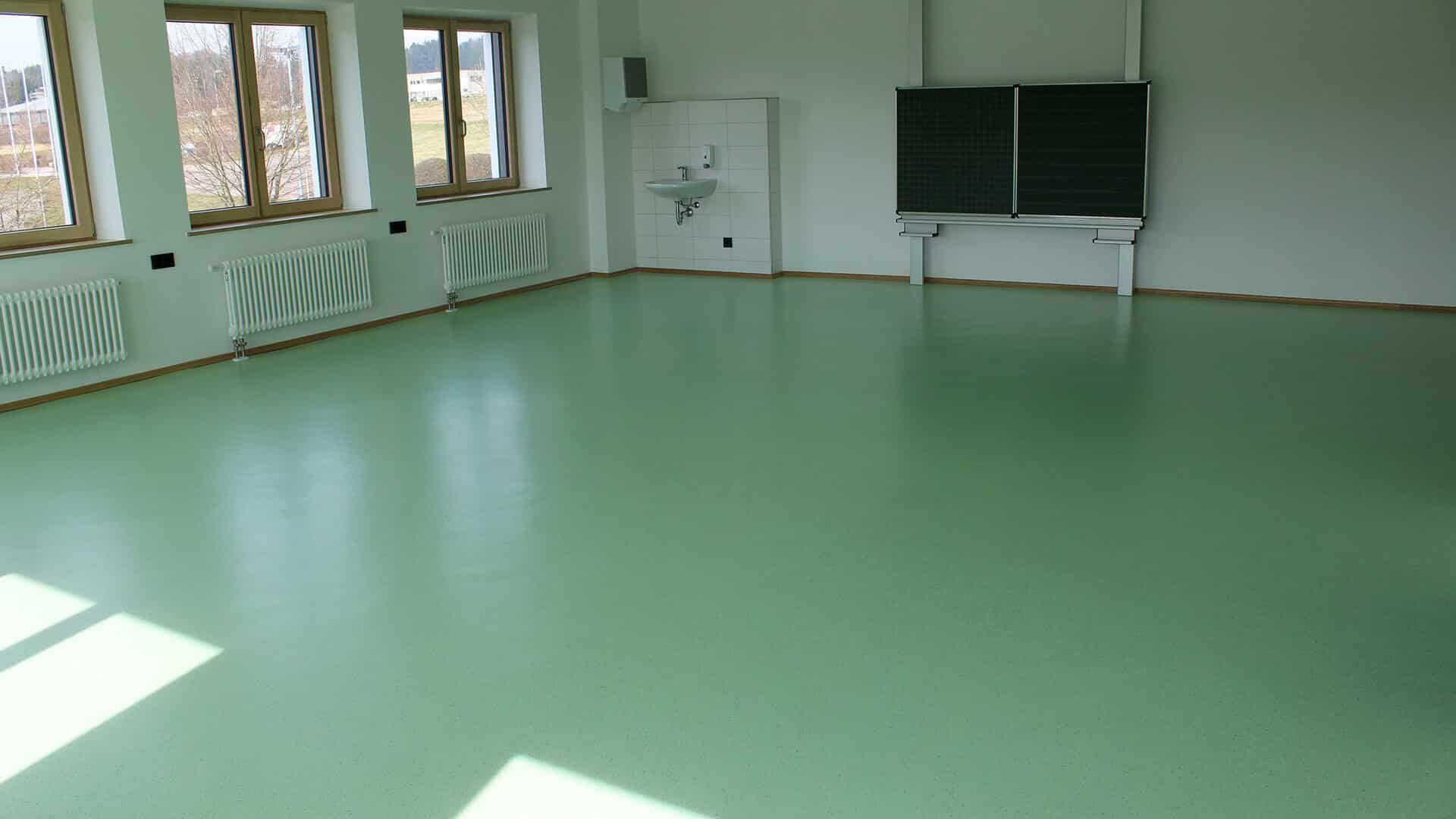 Renovierung Schule Renovierung Schule Klassenzimmer grüner Boden