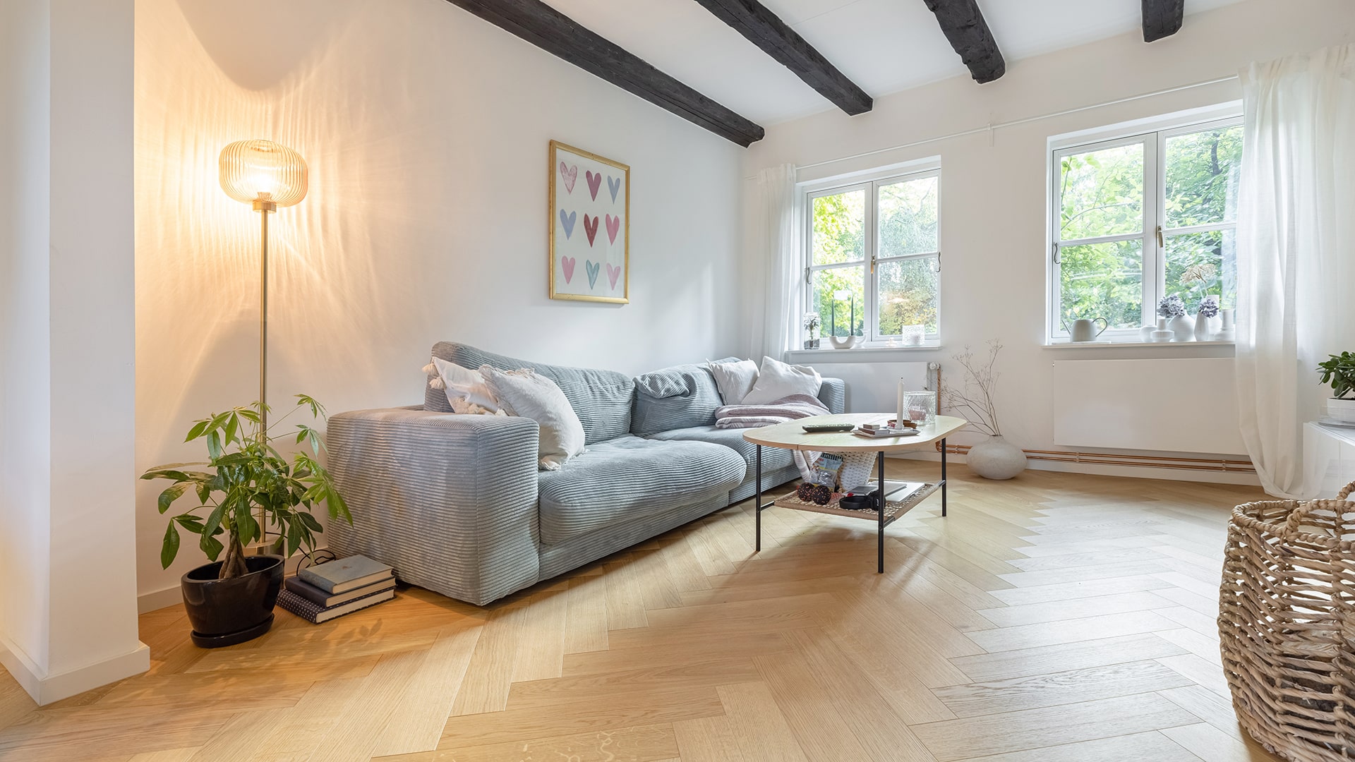 Schöner heller Fischgrat mit ruhiger Sortierung in modernem Wohnzimmer mit Lampe, Couch und Couchtisch