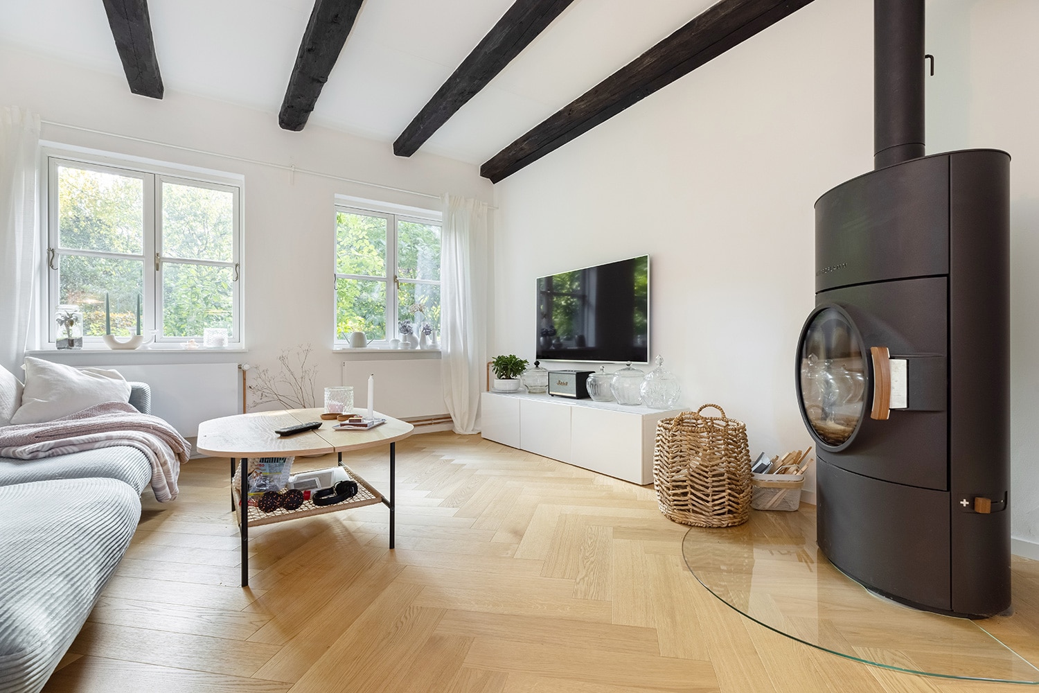 Comfort Tabis Fischgrat Referenz Preview picture furnished flat with herringbone parquet flooring