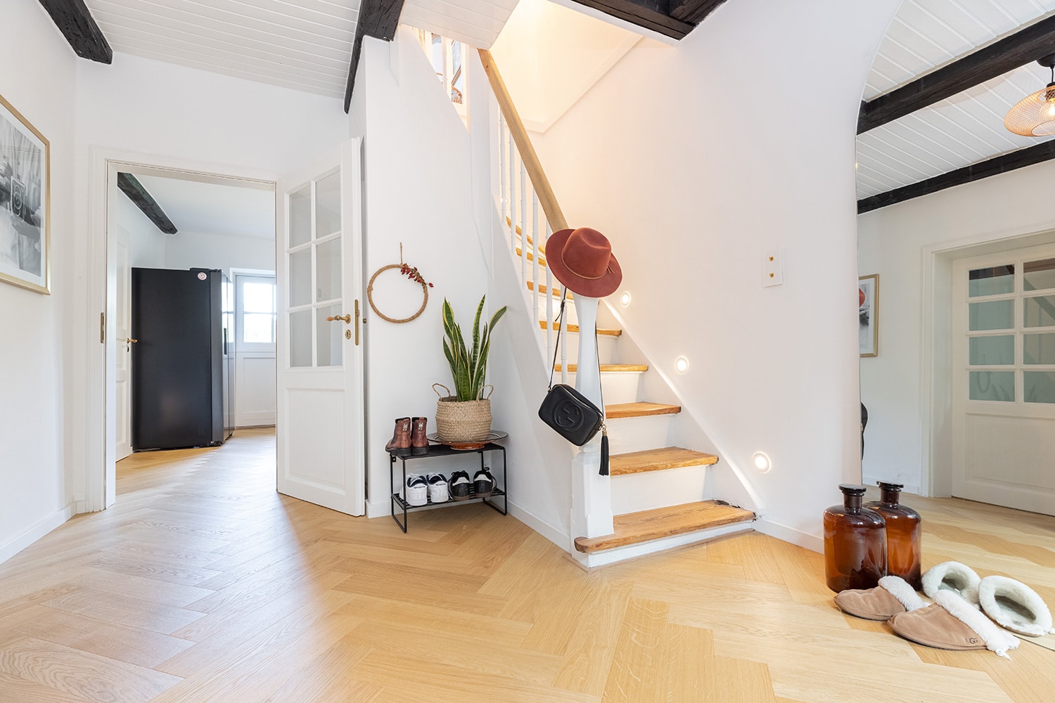 Comfort Tabis Fischgrat Referenz Preview picture furnished flat with herringbone parquet flooring
