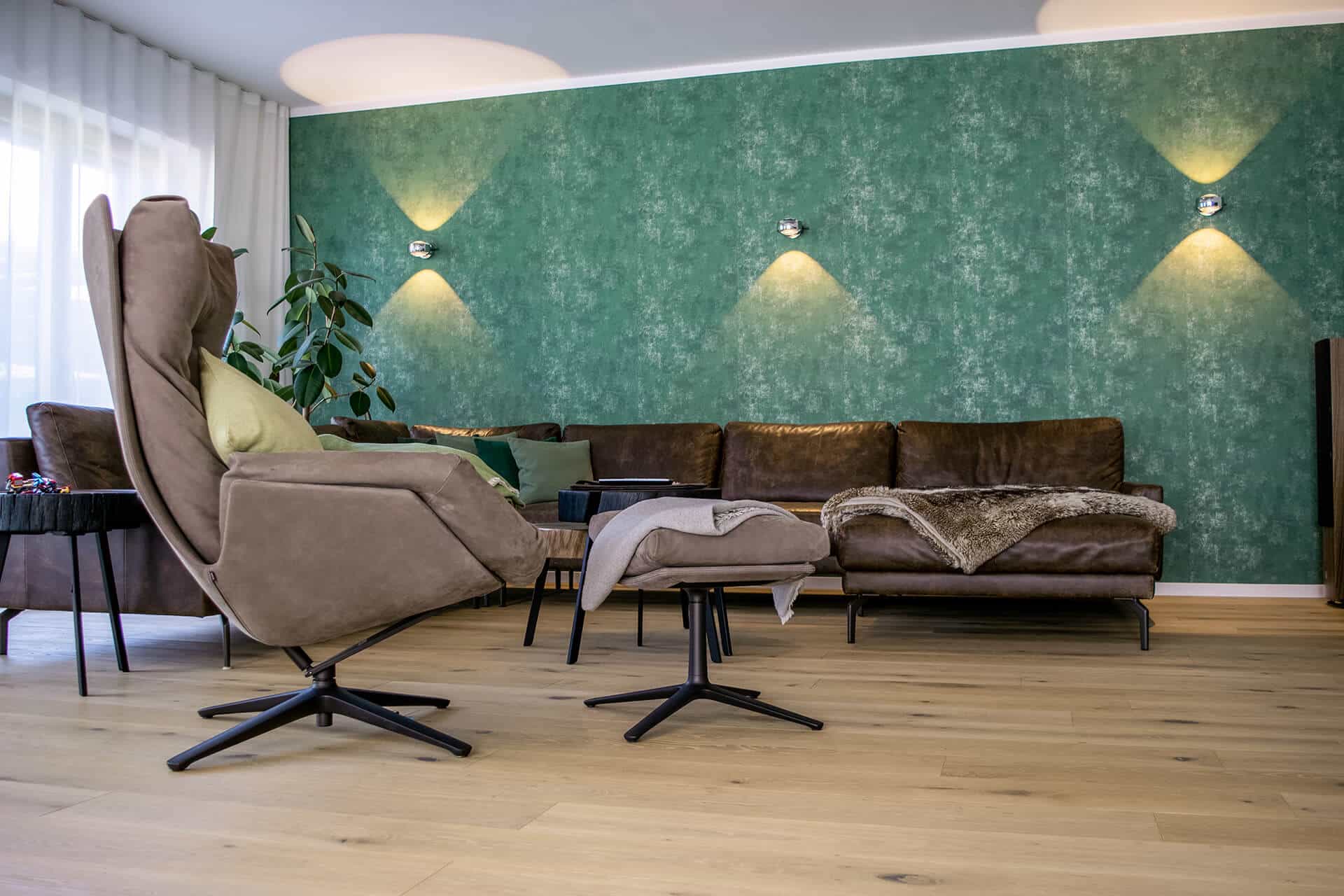 diele-dielenboden-massivdiele-wohnzimmer Massivholz Dielenboden im Wohnzimmer mit grauem Sessel und Sofa