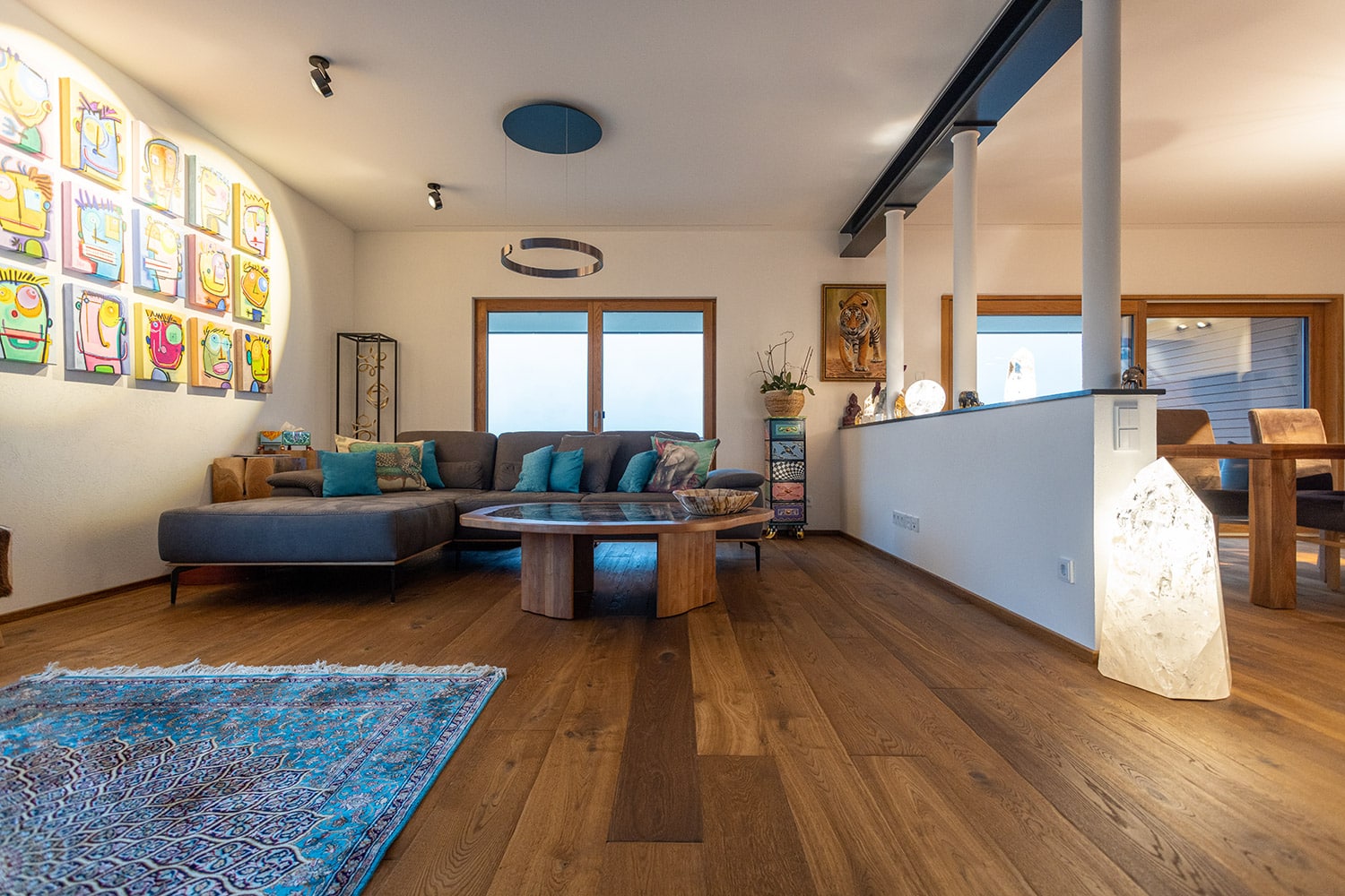 Edelholz-Diele-Triplex-historica-1000-referenz-Esszimmer-Wohnzimmer(6) Edelholz-Diele in Wohnzimmer mit Teppich und Sofa