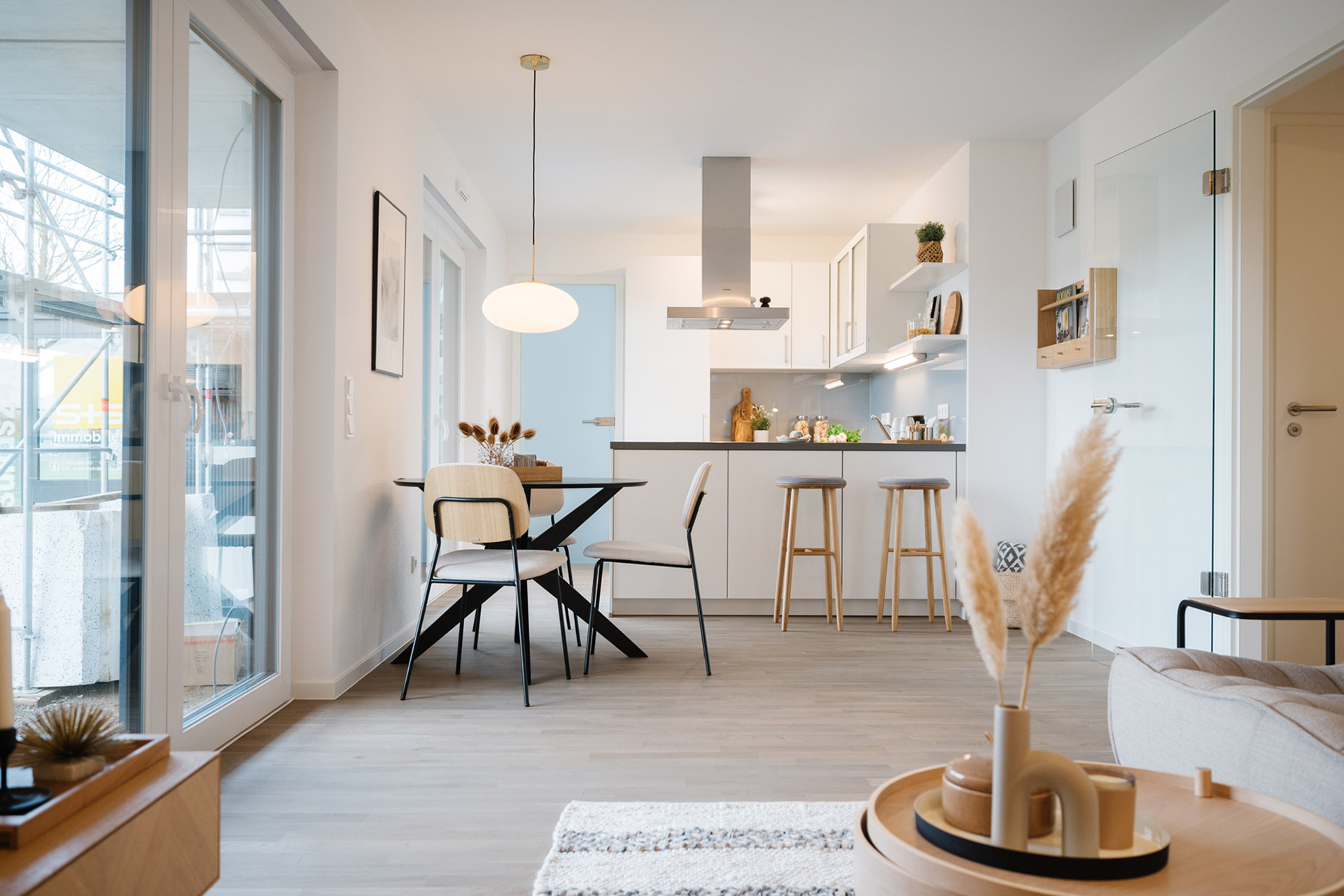 comfort-tabis-eiche-ambiente-grau-geoelt-marburg Parkett in schöner Küche mit Stühlen und Tisch