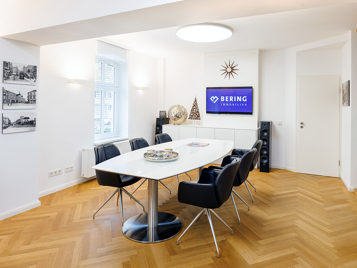 Comfort Tabis Eiche Elegance Fischgrat oxidativ geoelt Büro mit Besprechungstisch in Siegen mit Fischgrat-Parkett ausgestattet