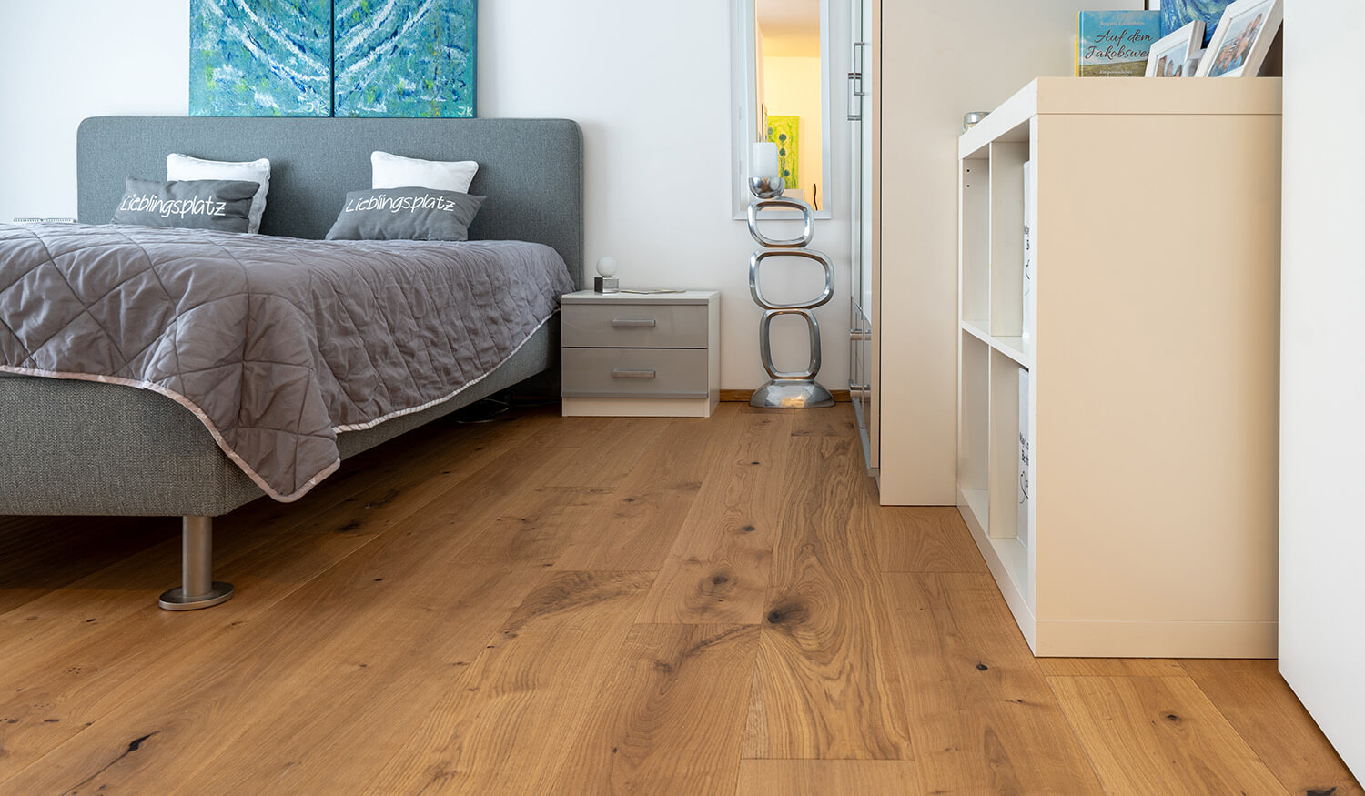 Breite Landhausdiele in modernem Schlafzimmer mit Bett und Kleiderschrank