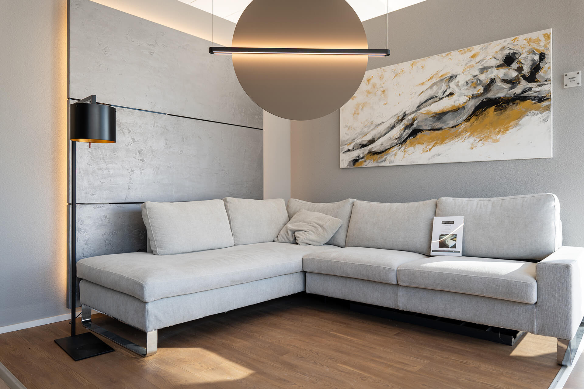 Bembé Parkett Studio mit Designboden Designboden mit Couch modernen Lampen und Bild mit Kunst