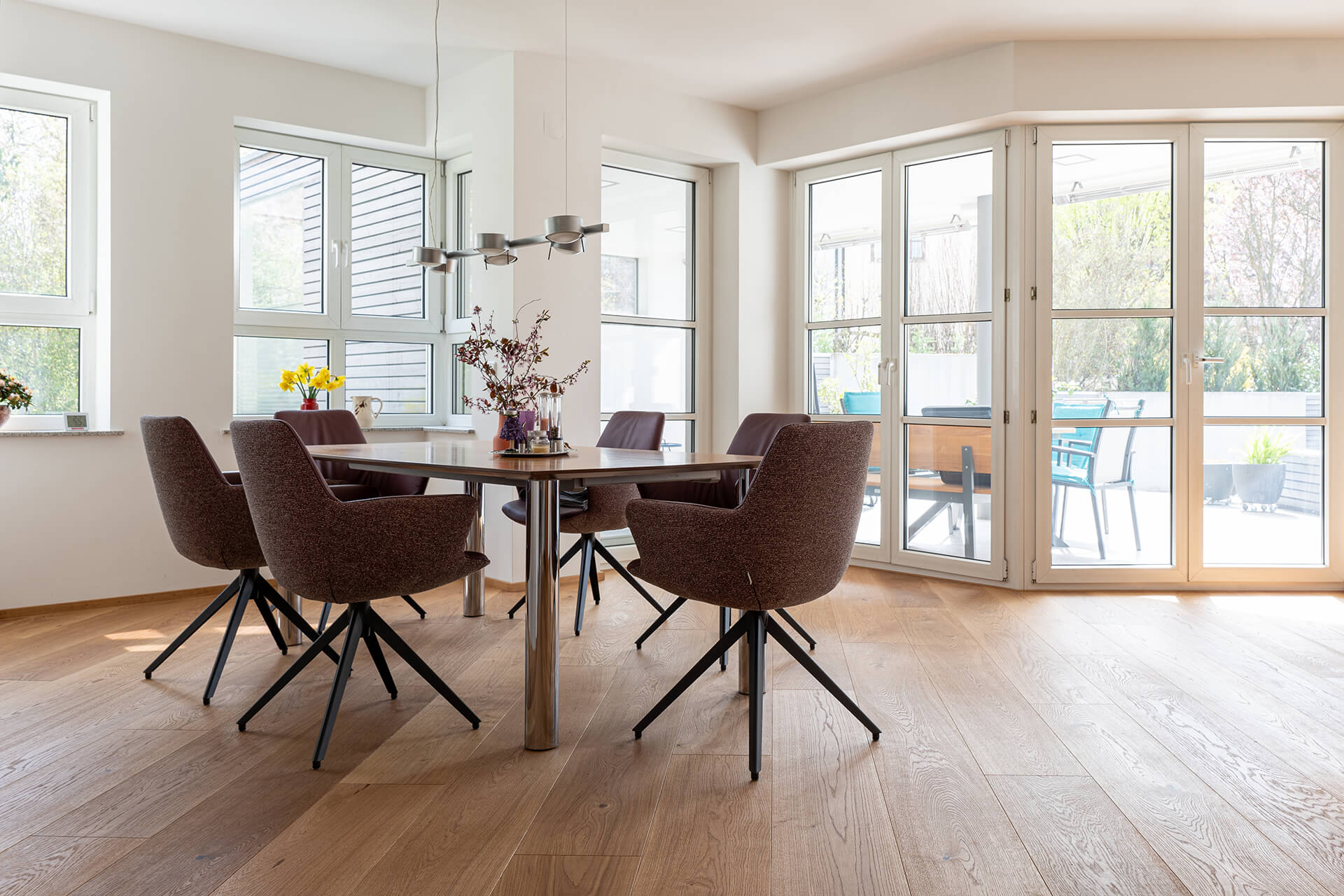 referenz-landhausdiele-boston-eiche-xl-astig-geölt-1 Schöne breite andhausdiele in modernem Wohnzimmer mit Esstisch und Stühlen