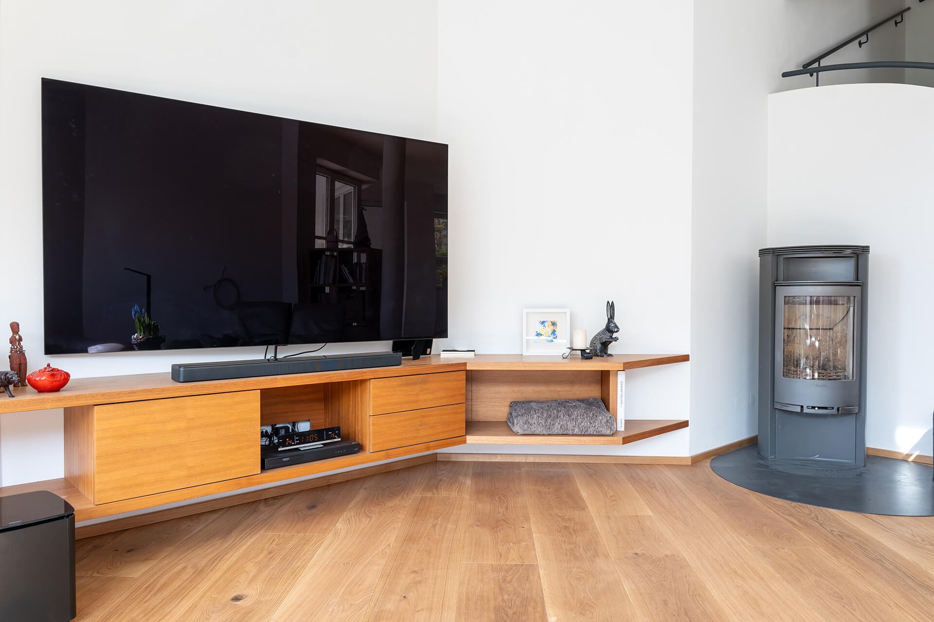 referenz-landhausdiele-boston-eiche-xl-astig-geölt-3 Breite tolle Landhausdiele mit Fernseher und Sideboard