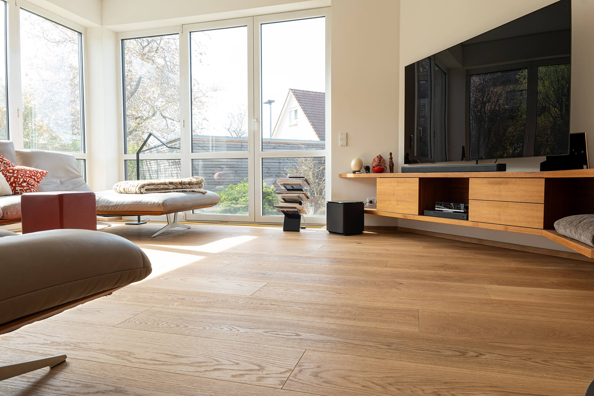 referenz-landhausdiele-boston-eiche-xl-astig-geölt-4 Breite tolle Landhausdiele mit Fernseher und Sideboard