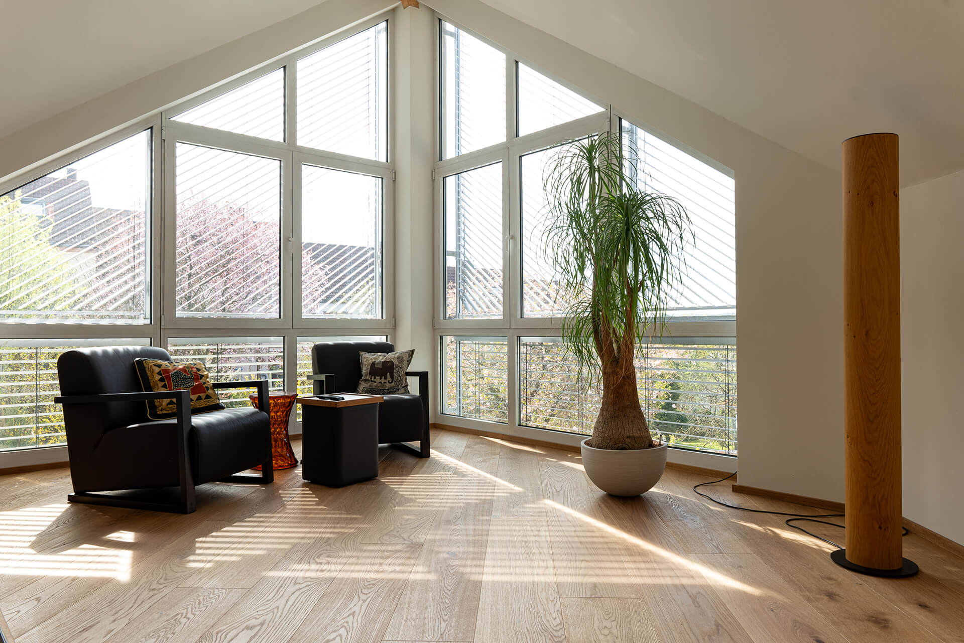 referenz-landhausdiele-boston-eiche-xl-astig-geölt-5 Landhausdiele XL mit astiger Sortierung, riesigen Fenstern und Sesseln