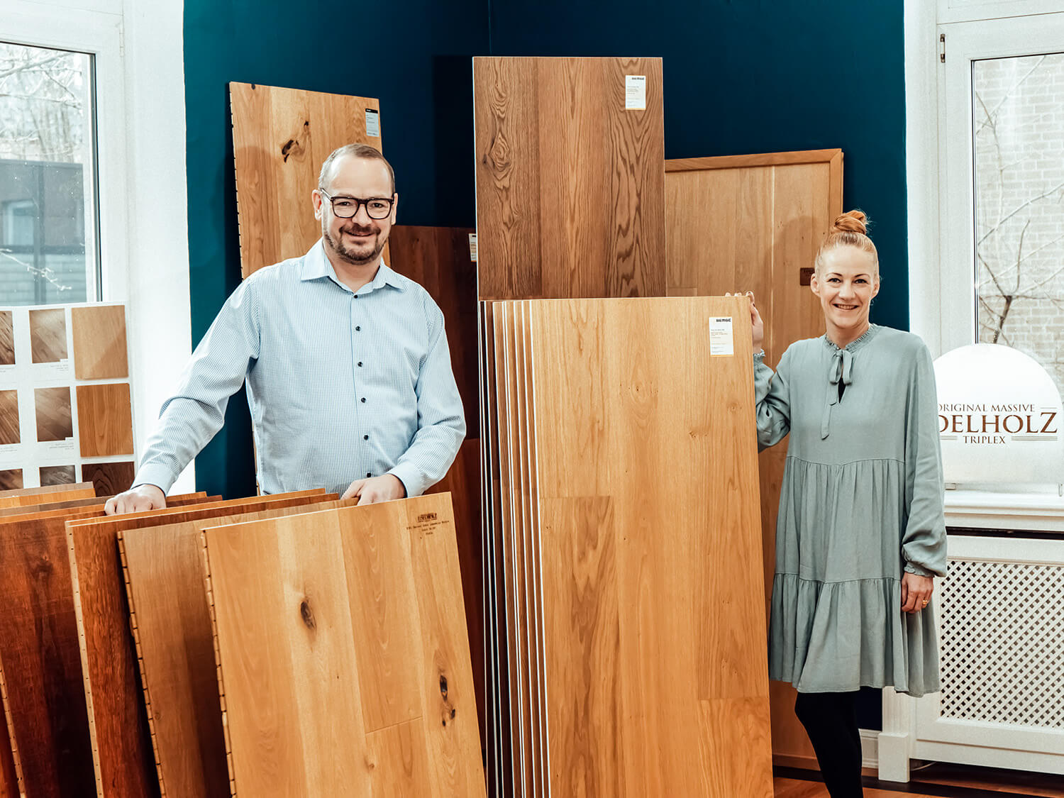Bembé Parkett Beratung Zwei Bembé Parkett Mitarbeiter mit Parkettmustern die beraten