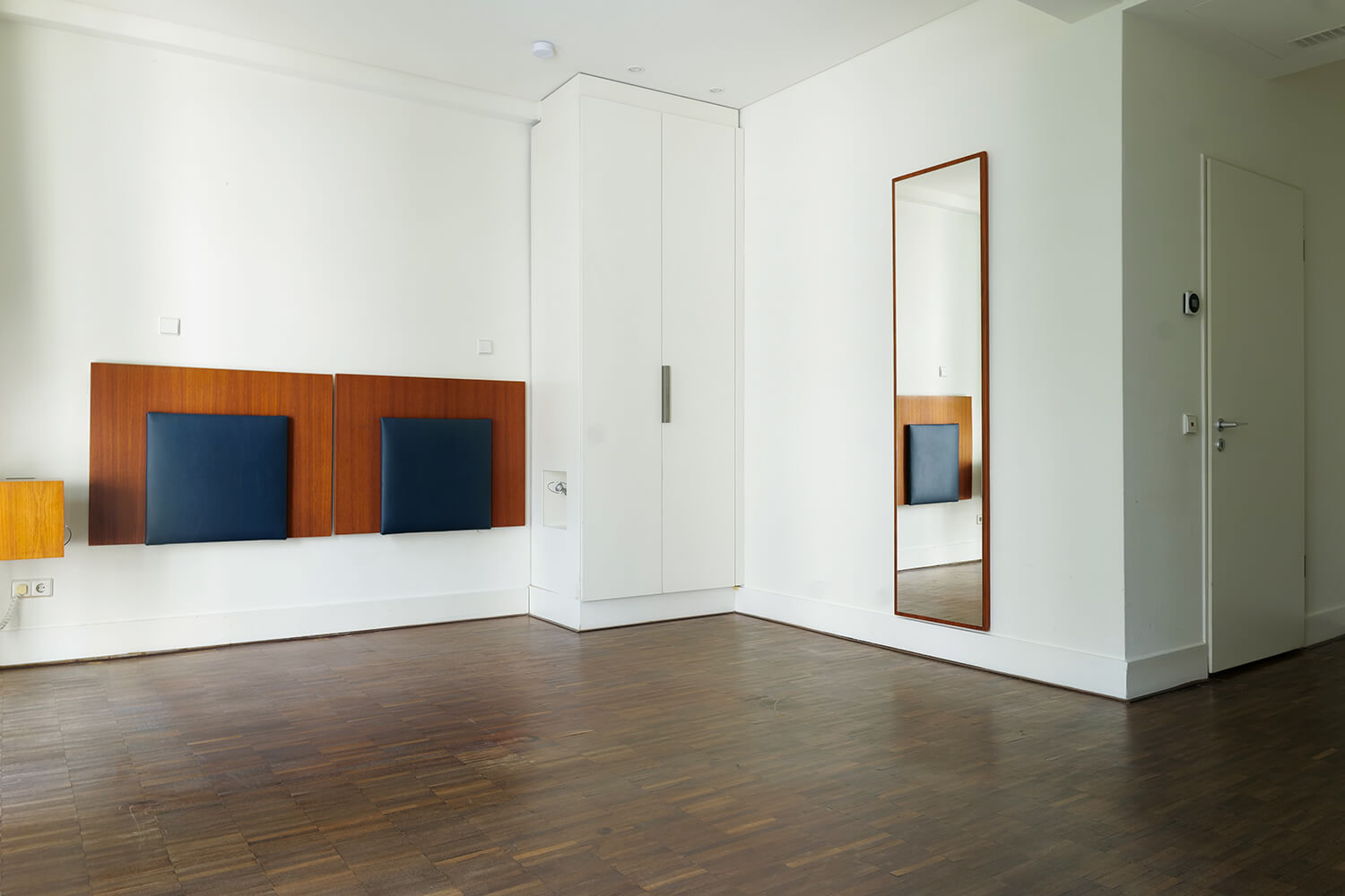 Hotelzimmer vor der Überarbeitung des Parkettbodens