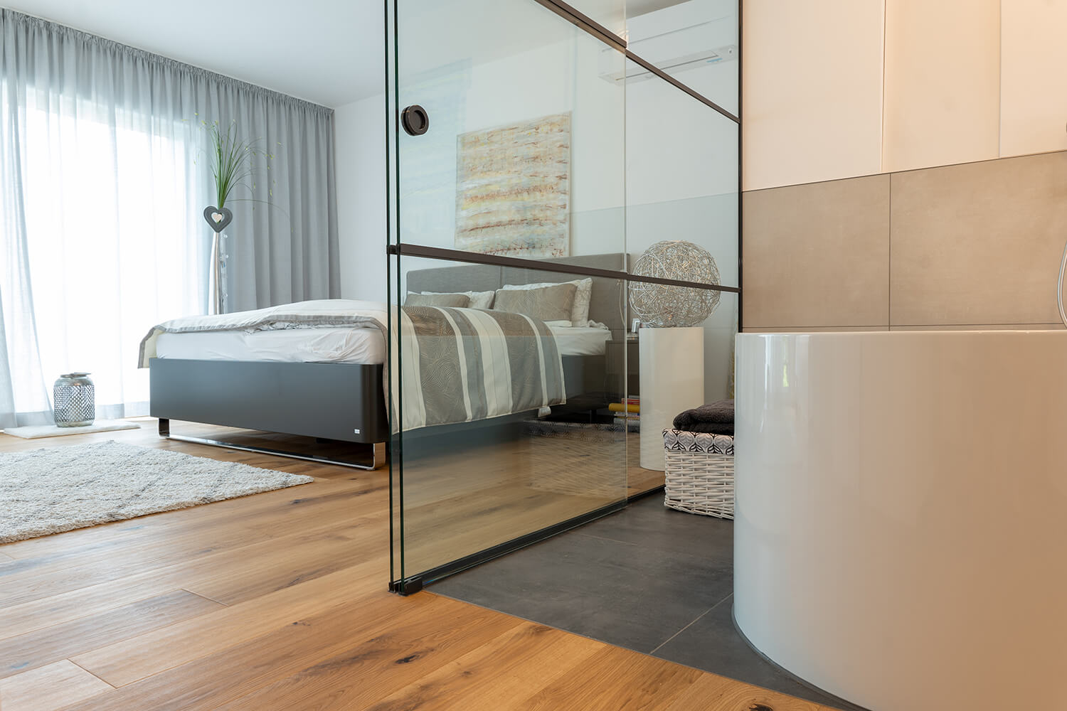 Landhausdiele Boston Eiche gealtert handgehobelt Eichen-Dielenboden mit Parkett Landhausdiele Boston gealtert handgehobelt in Schlafzimmer und Badezimmer