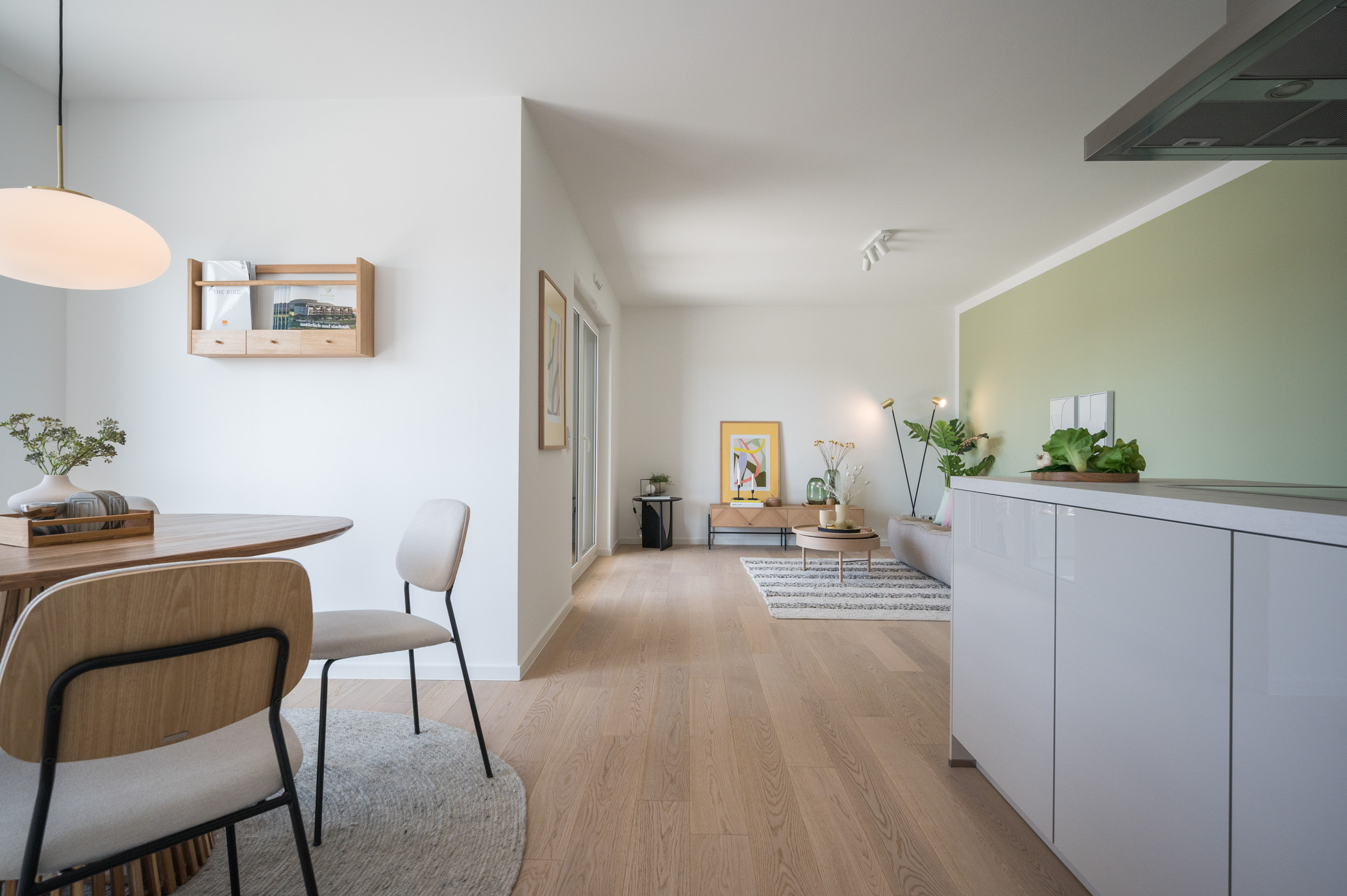 Musterwohnung C-Tabis Diele Eiche Elegance weiß geölt Musterwohnung mit hellem Dielenboden sowie einer modernen Wohnküche