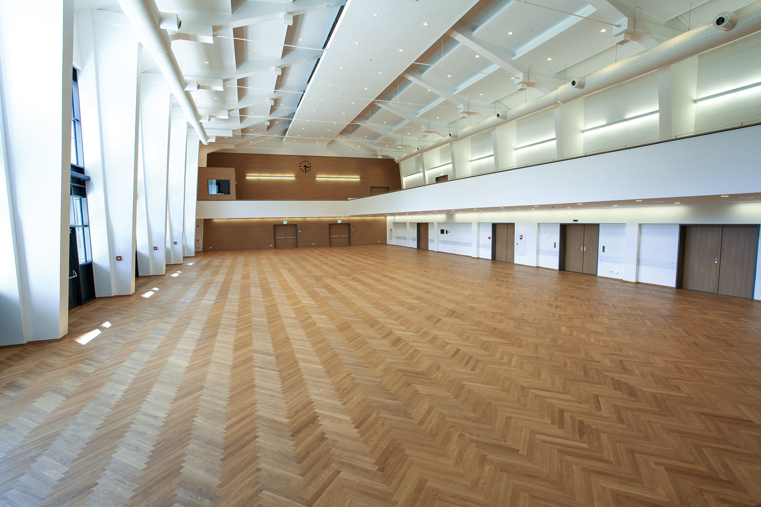 Schöne moderne Halle mit Bembé Stabparkett aus natürlicher Eiche in Bräunlingen