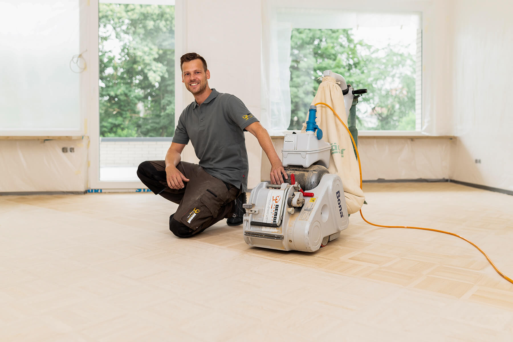 Zufriedener Parkettleger Schleifmaschine Zufriedener Parkettleger Schleifmaschine