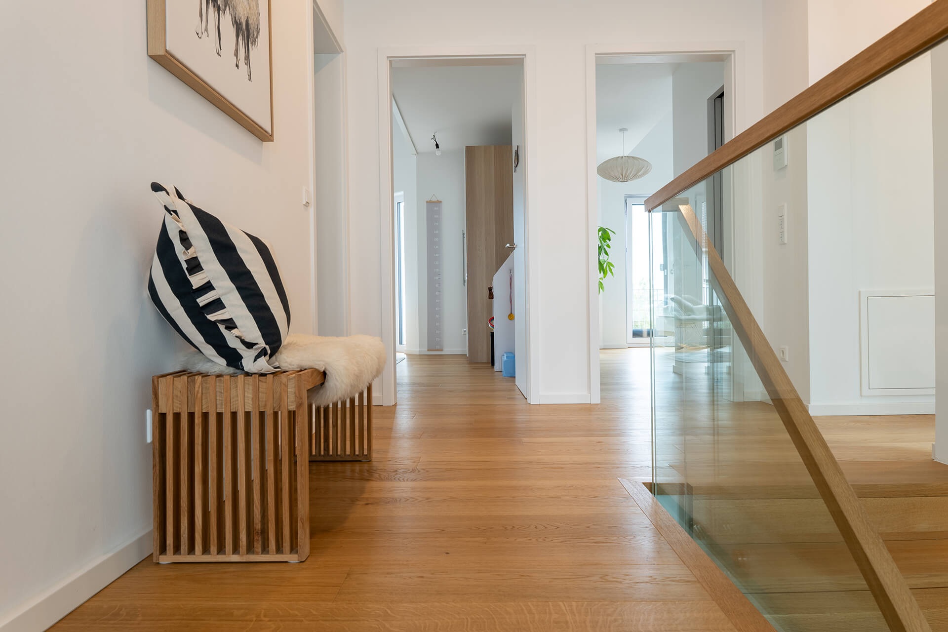 Comfort Tabis Diele Grande Eiche Standard, geölt Heller Hausflur mit geöltem Dielenboden sowie moderner Einrichtung wie einer Sitzbank