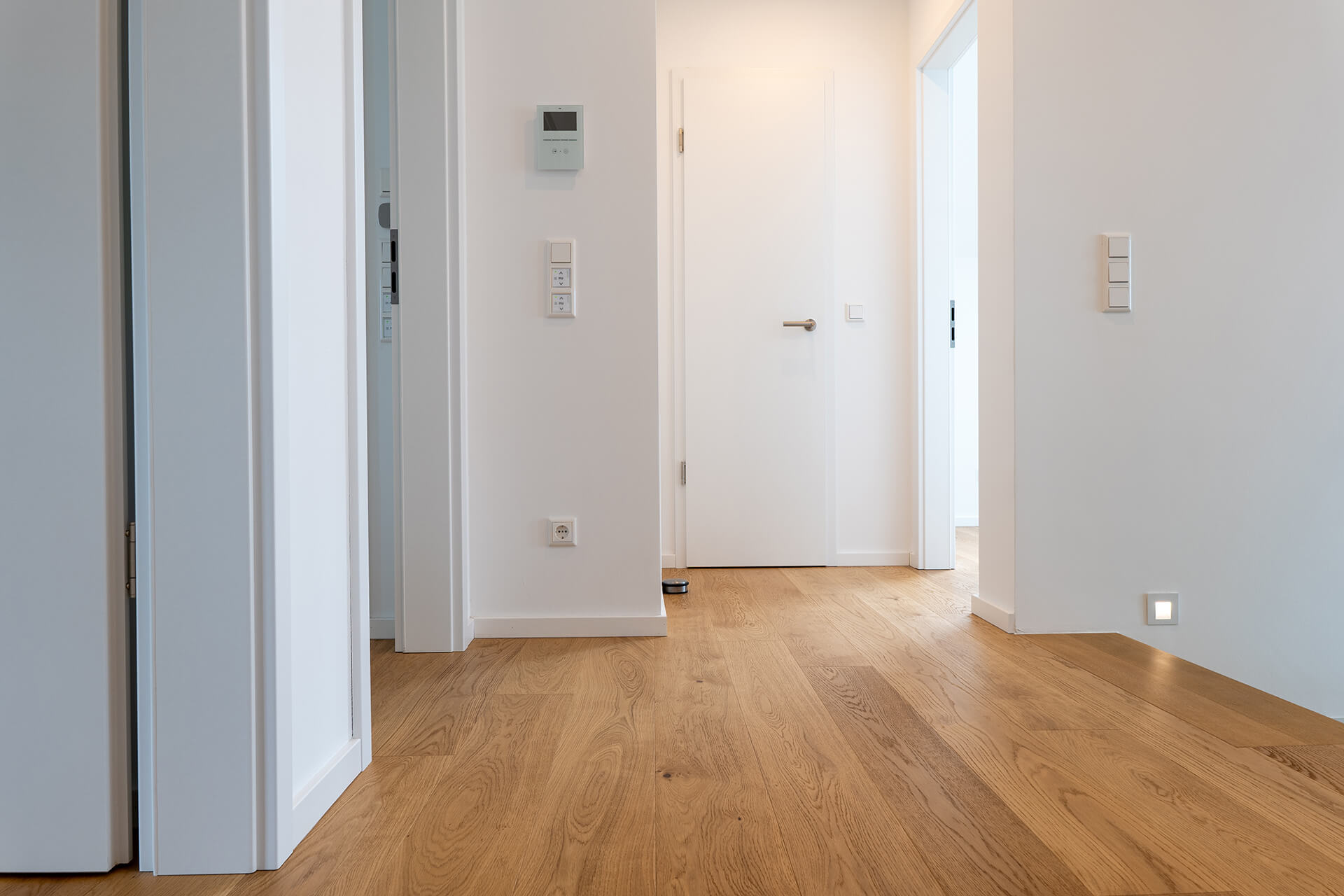 Flur mit geöltem Eichenparkett Comfort Tabis Diele Grande Standard Flur mit Eichenboden Comfort Tabis Diele Grande Standard, strukturiert und geölt, bei Aschaffenburg verlegt