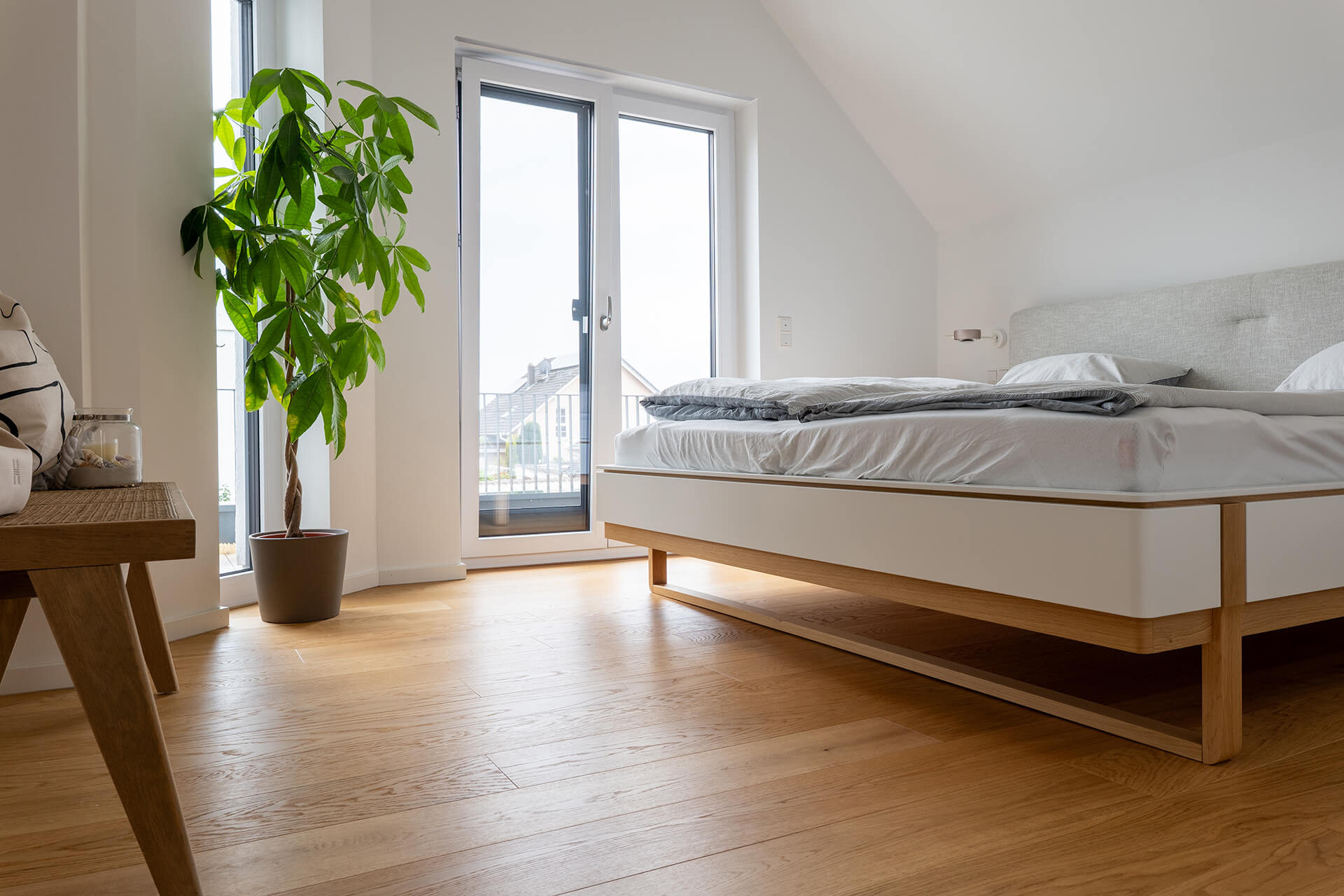 Schlafzimmer mit Comfort Tabis Diele Grande Eiche Standard Schlafzimmer mit geöltem Eichenboden Comfort Tabis Diele Grande Standard, natürliche Oberfläche bei Aschaffenburg