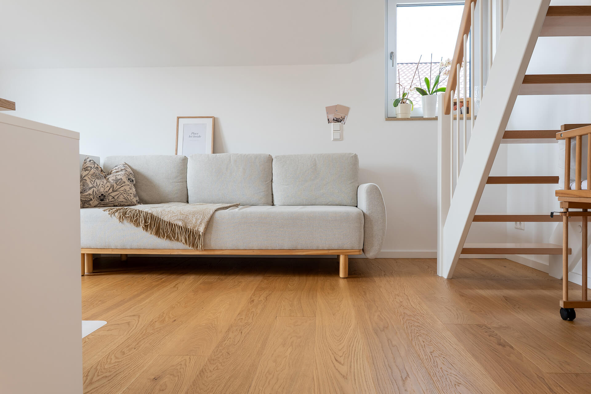 Wohnzimmer mit Comfort Tabis Diele Grande Eiche Standard bei Aschaffenburg Wohnzimmer mit geölter Comfort Tabis Diele Grande sowie modernen Einrichtungsgegenständen und einer hellen Couch